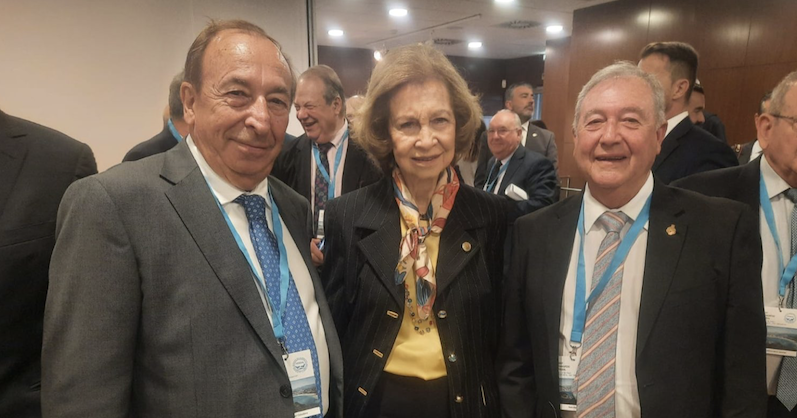 La Reina Sofía junto a responsables del Banco de ALimentos de Ceuta / Cedida