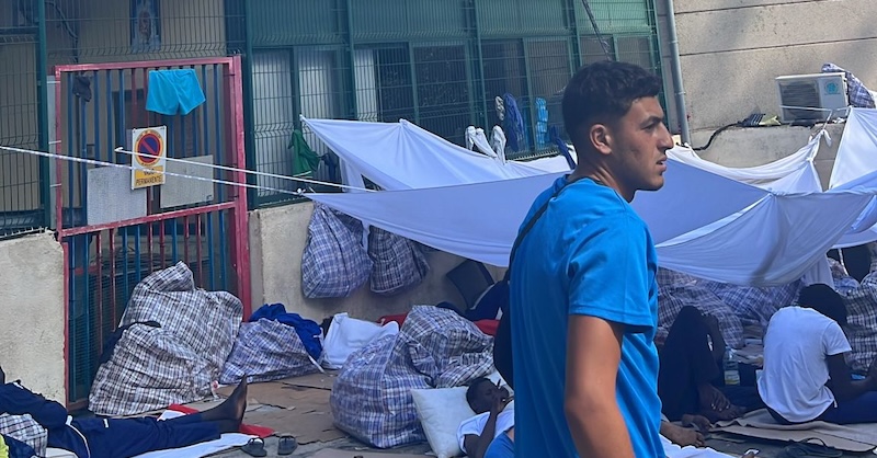 Unos 200 marroquíes se asientan a las afueras del CETI / Ceuta Ahora