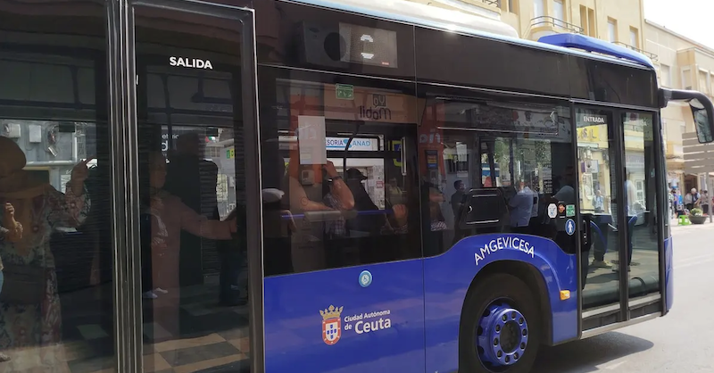CCOO condena el apedreamiento de un autobús en la Almadraba y reclama más seguridad para el transporte público