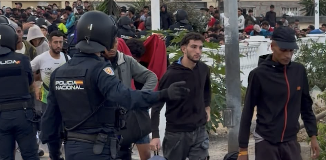 Más de 230 agentes trasladan al puerto a casi 2.000 marroquíes desde Benítez y el Trampolín en un operativo marcado por la tensión