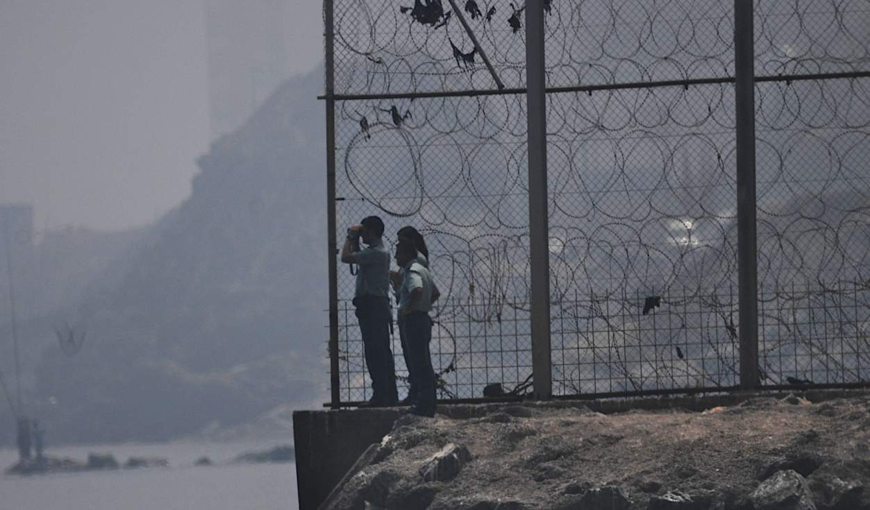 Guardia Civil en el espigón del Tarajal / Foto F.R.