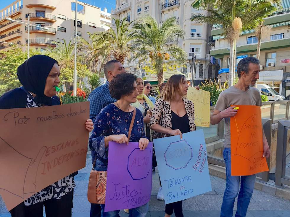 Trabajadores afectados por el impago de la empresa de catering del CETI esta mañana ante la Delegación del Gobierno / Cedida