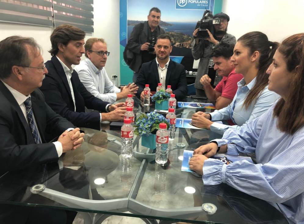 Reunión de Montesinos , los candidatos del PP y el presidente Vivas, con los sindicatos policiales, hoy en la sede popular