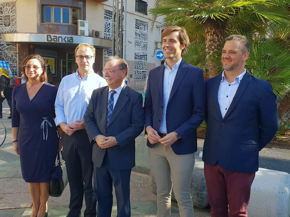 Pablo Montesinos, esta mañana en la Plaza de los Reyes, con el presidente del PP ceutí Juan Vivas y los candidatos / Cedida