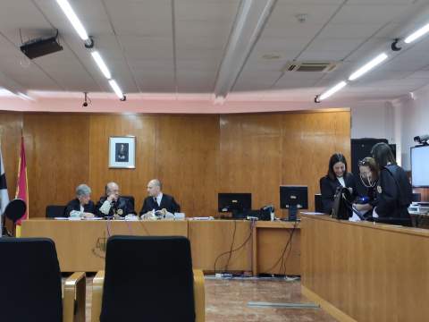 Momento del juicio de esta mañana en la Audiencia. En frente los jueces con el presidente de la Sala en el centro. A la derecha, Fiscalía, Acusación Particular y Abogacía del Estado / CA