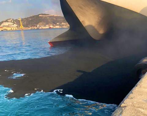 Vertido provocado por la avería de motor del Jaume III / Cedida
