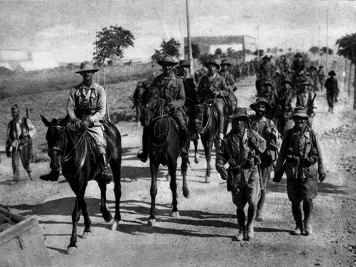 Franco a caballo dirigiendo su primera marcha hasta Dar Riffie. Foto: Javier Chellarám 'Legionario de honor'