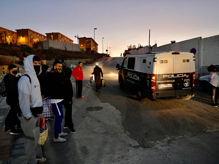 Desalojo de inmigrantes en las naves del Tarajal. Foto: A.S.