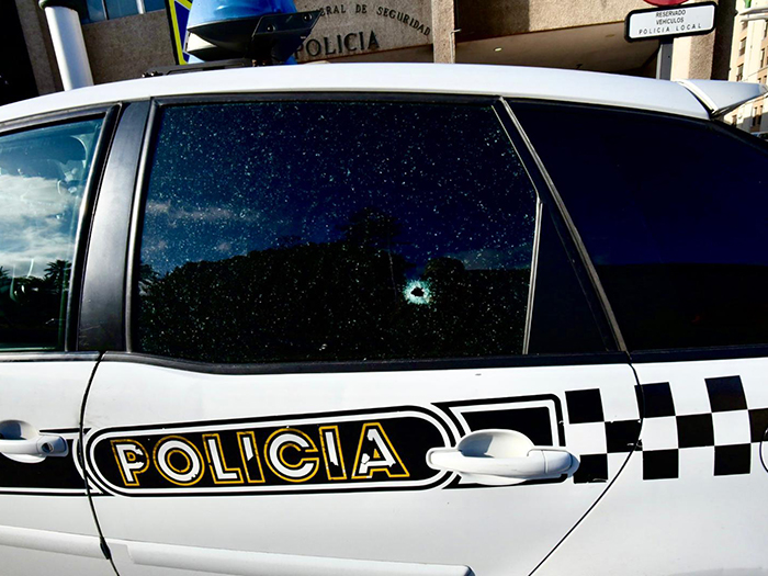 Disparo en uno de los coches patrulla. Foto: A.S.