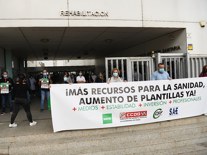 Protesta a las puertas de los centros sanitarios. Foto: A.S.