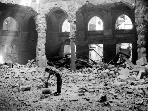 Biblioteca de Sarajevo destruida.