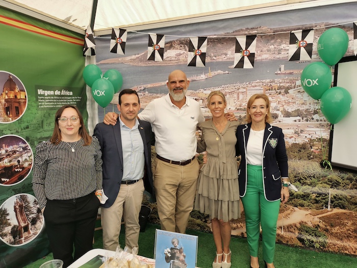 Las parlamentarias por Ceuta, diputada de la Asamblea y el presidente de VOX Ceuta junto al también ceutí Víctor Sánchez Del Real, diputado de VOX por Badajoz / Cedida