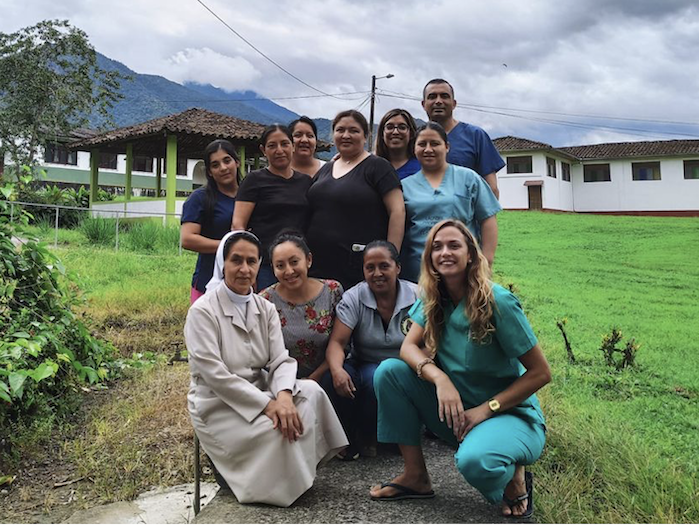 Inês, abajo a la derecha, en su último voluntariado de Cooperación Internacional