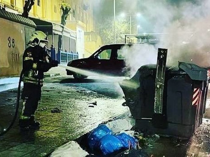 Bomberos apagan el fuego de un contenedor en Juan Carlos I / Archivo