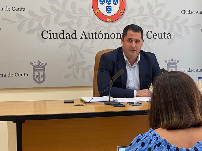 El portavoz de la Ciudad, Alejandro Ramírez, durante la rueda de prensa posterior al Consejo de Gobierno. Foto: Gobierno de Ceuta