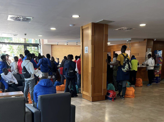 Inmigrantes subsaharianos, realizando check in en un hotel de Salou este fin de semana.