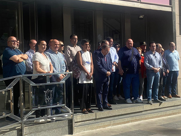 Minuto de silencio de la Asamblea de Ceuta por los incendios en tres discotecas de Murcia. Foto: Gobierno de Ceuta