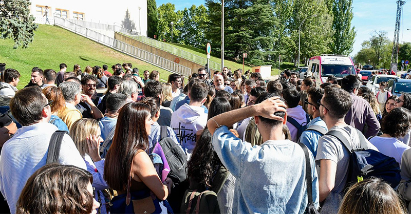 Opositores a la puerta del examen el pasado domingo 29 de septiembre. Foto: RTVE