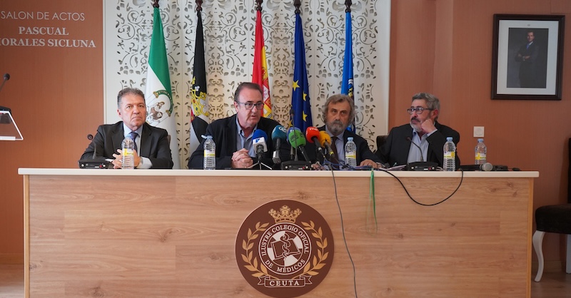 De izda a dcha:  Enrique Roviralta, Pte del Colegio de Médicos de Ceuta. Víctor Pedrera, Secr. Gral de la CESM. Miguel Lázaro, Pte de la Confederación Estatal de Sindicatos Médicos. Dr. Abdelghani El Amrani