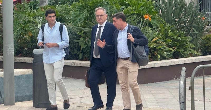 El director territorial del Ingesa en Ceuta, Jesús Lopera saliendo de Delegación de Gobierno, respaldado sin fisuras por el Gobierno Sánchez