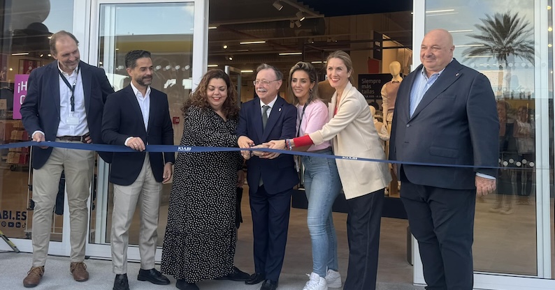 De Izda a Dcha: Darío Acuña, Sales Dtor de Kiabi;  Cristina Pérez, delegada del Gobierno; Juan Vivas, Pte de Ceuta; Fátima Sohora, Dtra de tienda Kiabi; Concha Ávila, Head of Real Estate Kiabi España y Nicola Cecc