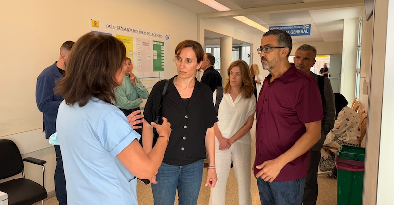La ministra de Sanidad, M&oacute;nica Garcia,. con su equipo directivo en Ceuta para hablar de normalidad asistencial en el Hospital. La realidad no cuadra con su relato