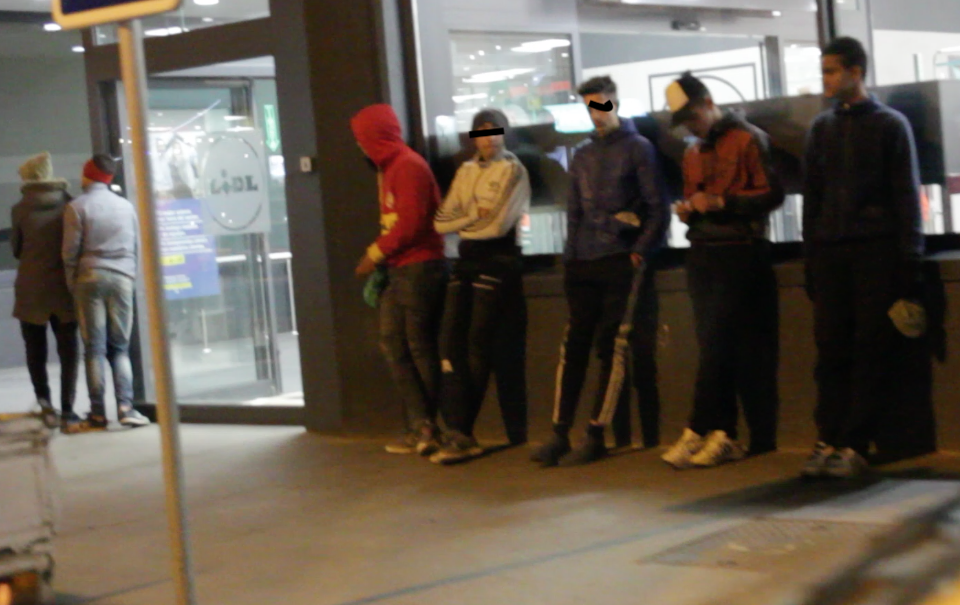 Ante las puertas del Lidl, esperando la salida de la clientela