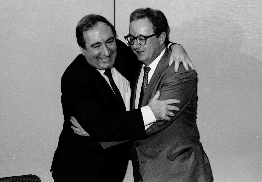 Bandrés (EE) y Benegas (PSOE) después de firmar la unión de ambos partidos en 1993 / Foto F.R.
