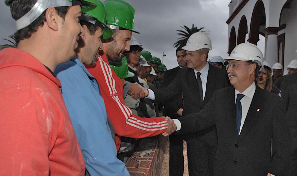 Manuel Chaves y Juan Vivas con los trabajadores de la construcción en el antigui edificio Ybarrola en 2010 / Foto F.R.