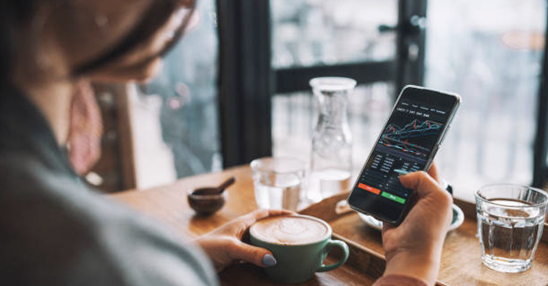 https://www.istockphoto.com/es/foto/mujer-que-usa-un-teléfono-inteligente-compra-criptomonedas-en-una-cafetería-inversión-gm1368207267-438248160