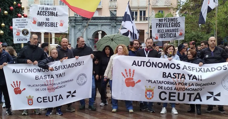 Los autónomos de Ceuta desafían la lluvia y exigen dignidad frente a la Delegación del Gobierno