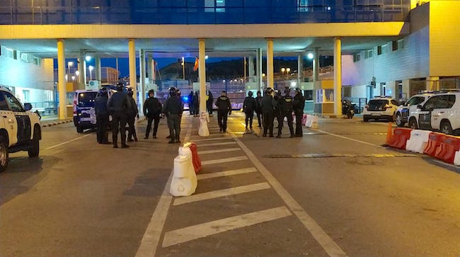 Despliegue de la Guardia Civil esta mañana e  la frontera. La UIP estaba en la misma puerta