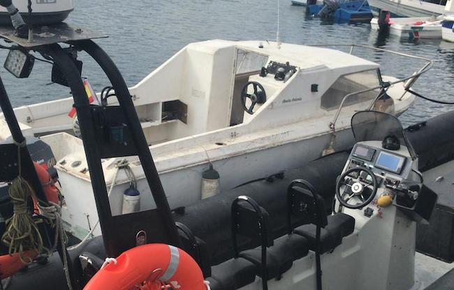 Embarcación interceptada por la Guarddia Civil con los inmigrantes a bordo / Cedida