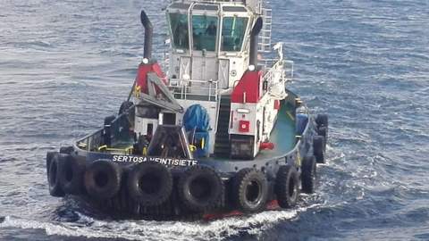 El 'Sertosa Veintisiete' traslada el buque a puerto / Cedida