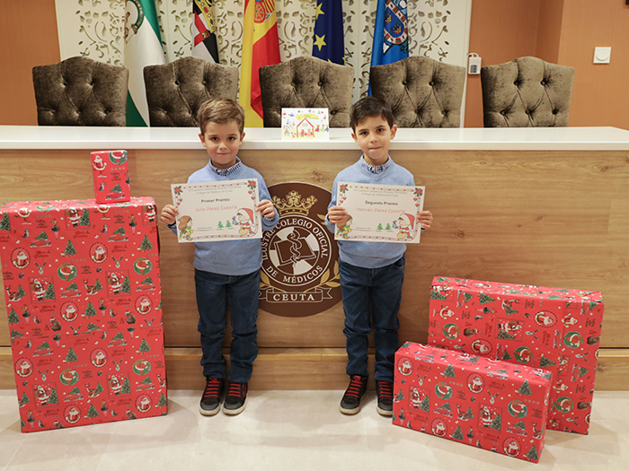 Niños ganadores del concurso de dibujo del Colegio de Médicos.