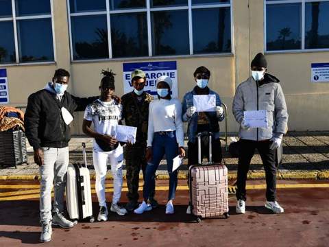 Salida de seis personas inmigrantes del CETI. Foto: A.S.