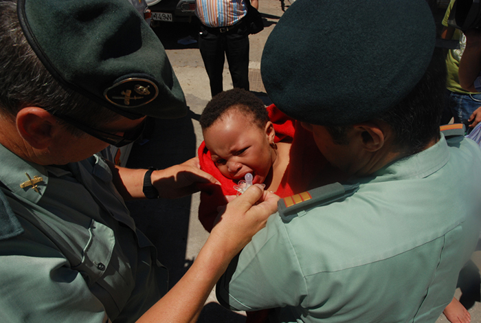 Miembros de la GC atienden al bebé de una inmigrante tras ser rescatada una patera en 2008. Foto: F.R.