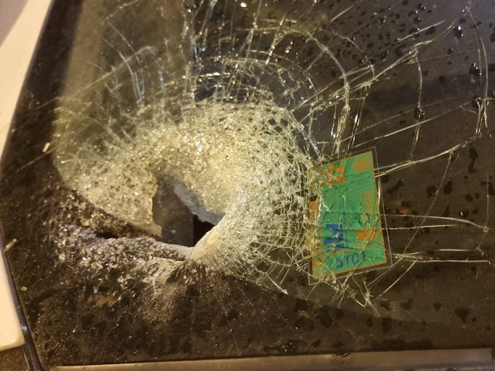 Así quedó la luna del 'zeta' de la Policía Local tras el ataque en las inmediaciones del Príncipe